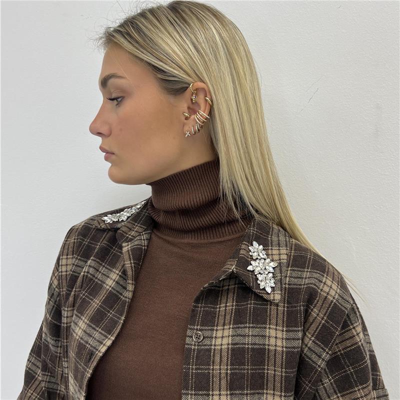 camicia asimmetrica con applicazione sul colletto asymmetric